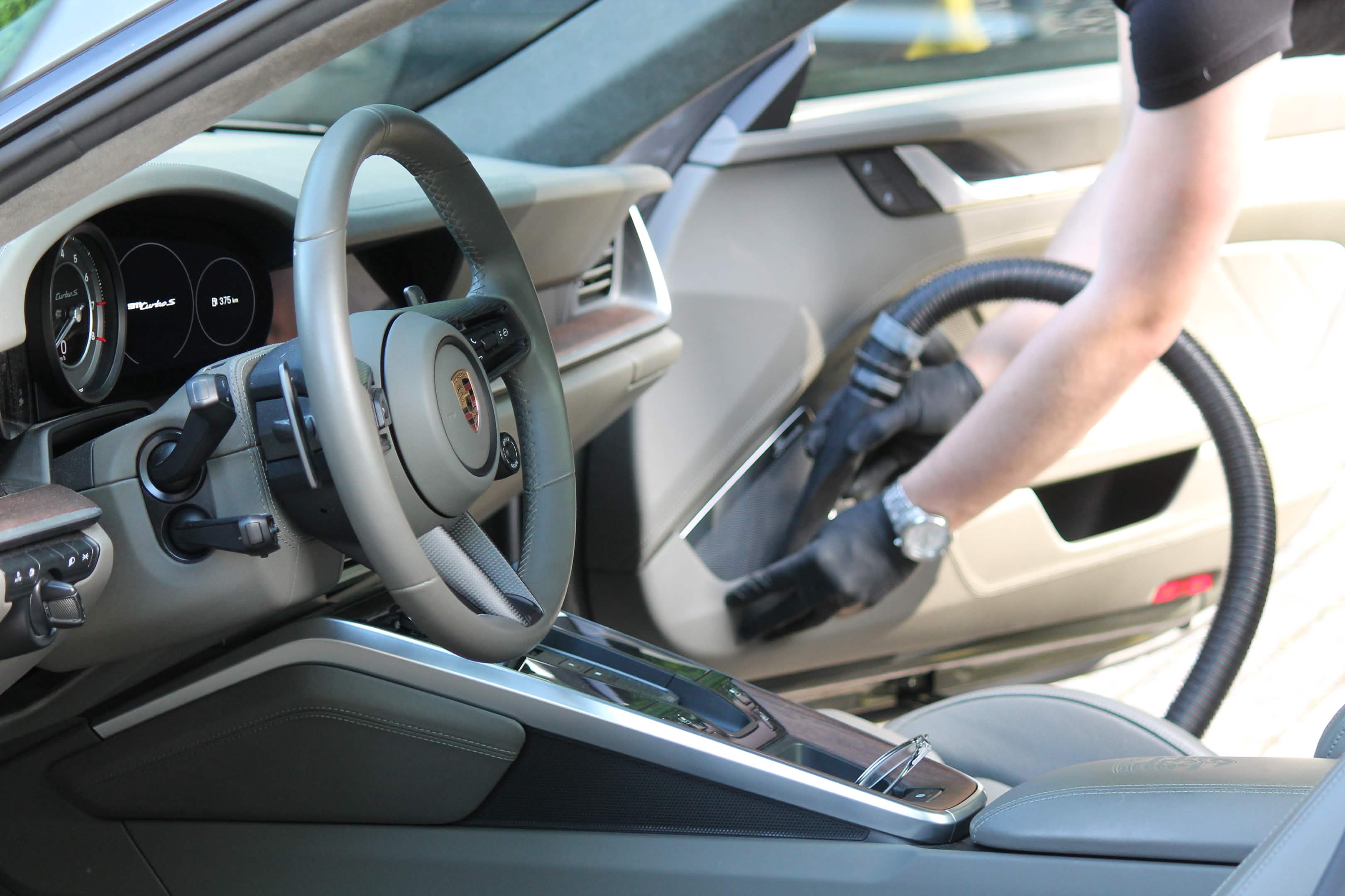 Mobile Autoaufbereitung Oldenburg — L&B CarCare Premium Fahrzeugpflege