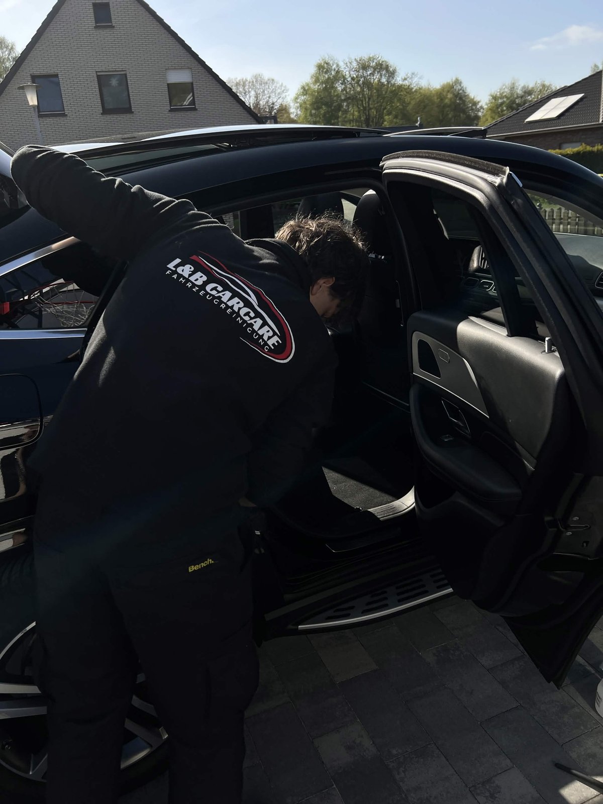 Fahrzeugübergabe nach professioneller Autoaufbereitung — L&B CarCare Oldenburg